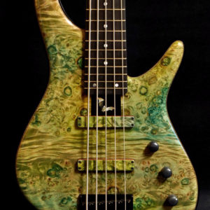 NB5E 33 BM/A-MAHO2P/Emeralds<br />
Birthstone series 2015 – 2016